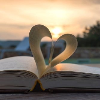 Amore e letteratura - foto di un libro con 2 pagine che formano un cuore