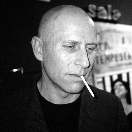 Foto Vitaliano Trevisan con sigaretta in bocca